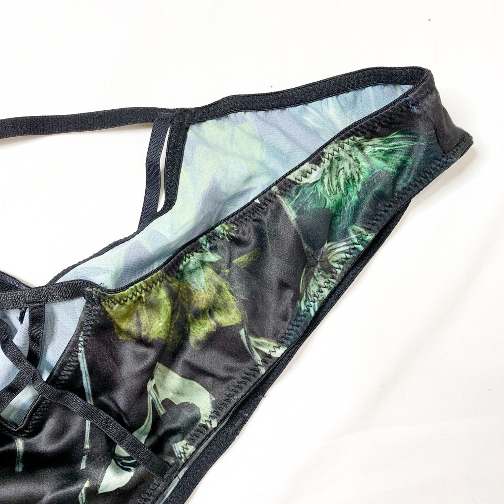 PEEK & BEAU Dark Mixed Floral String Bottom - Picture 3 of 7